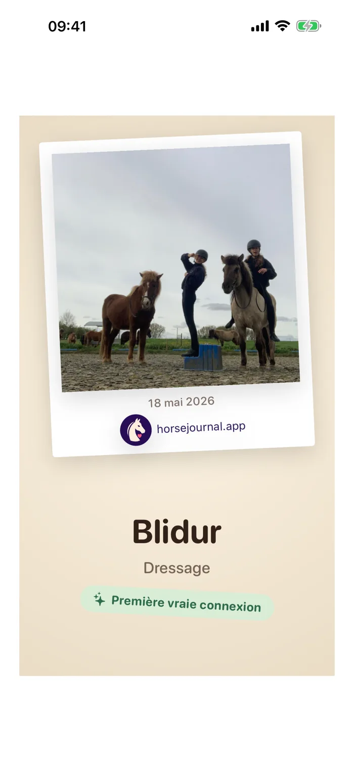 Une carte souvenir HorseJournal : deux cavalières avec leurs chevaux islandais, datée et prête à garder.