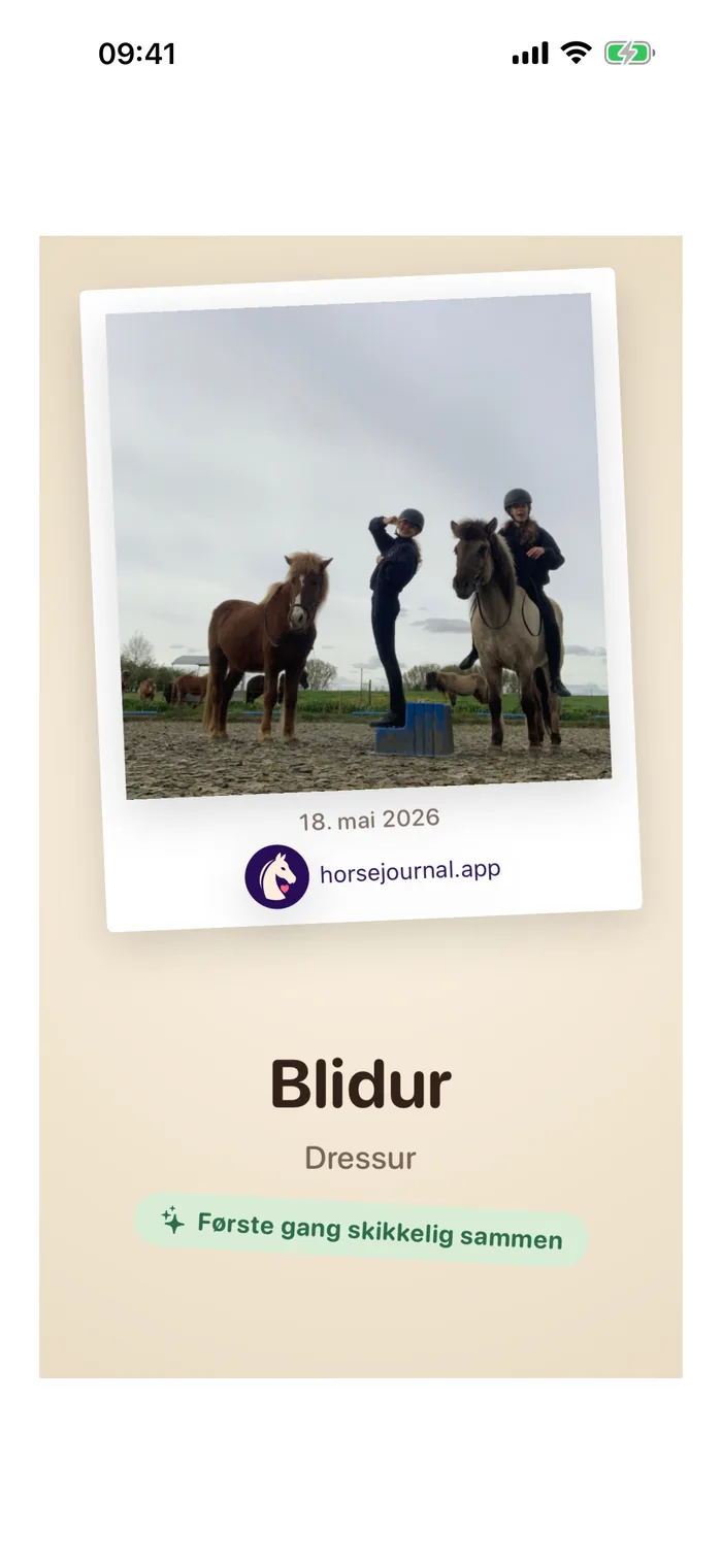 Et HorseJournal-minnekort: to ryttere med islandshestene sine, datert og klart til å ta vare på.