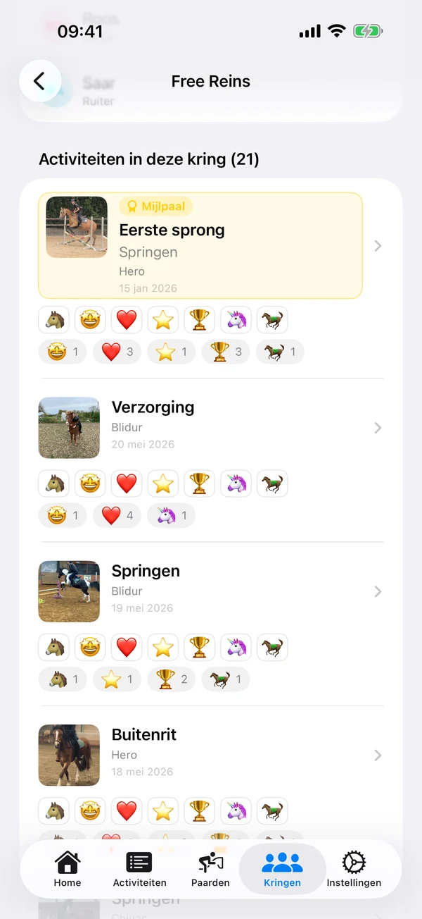 HorseJournal kring met gedeelde activiteiten en emoji-reacties van vriendinnen.