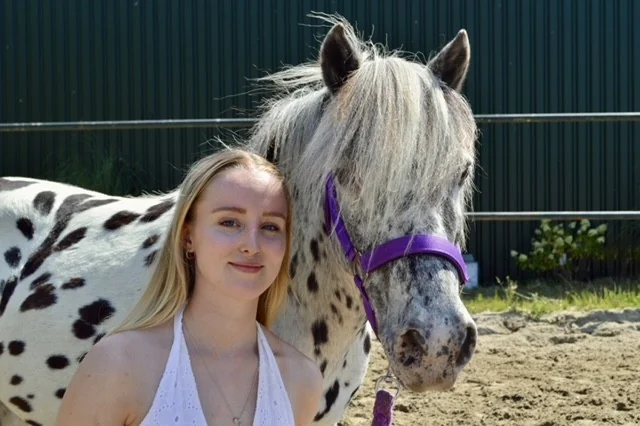 Lotte sammen med ponnien sin Sparrow